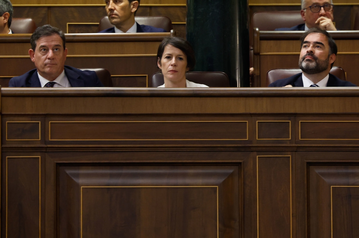 El diputado socialista José Ramón Gómez Besteiro (izda), la diputada del BNG Ana Pontón, y el diputado del Partido Popular José Alberto Pazos, asisten este martes al Pleno del Congreso de los Diputados. EFE/Sergio Perez