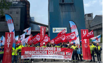 Imagen de la protesta de los trabajadores de Ferroatlántica frente a la planta de Sabón / Cedida