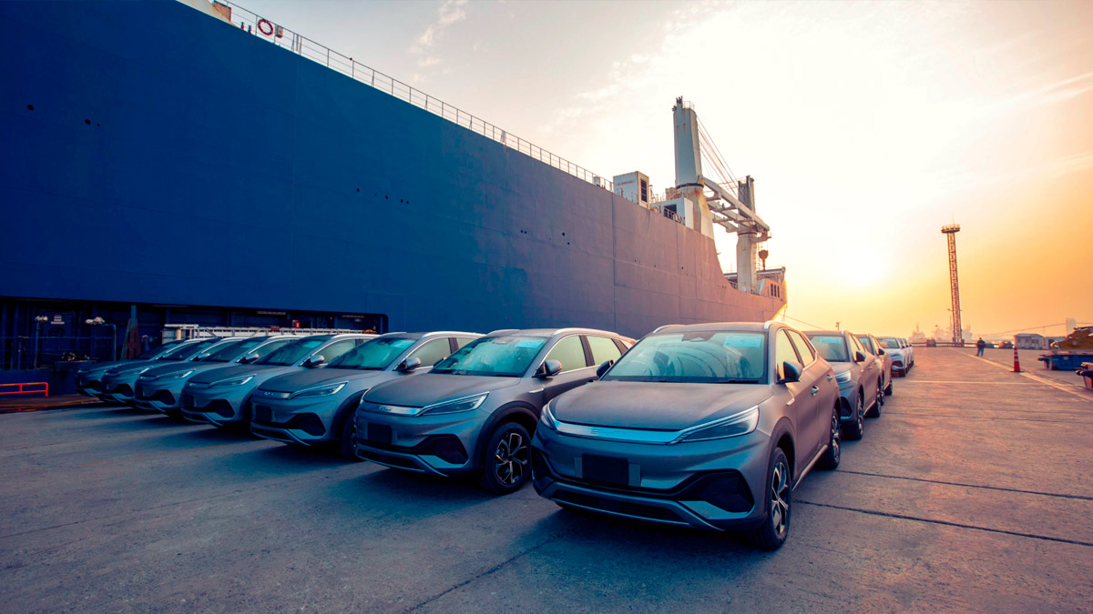 Coches BYD aparcados en una fábrica