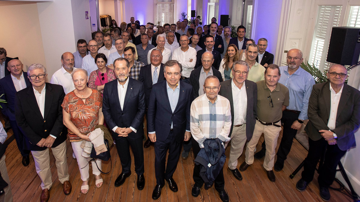 Imagen correspondiente a la reunión que han mantenido esta tarde el presidente de Abanca, Juan Carlos Escotet Rodríguez, y el consejero delegado, Francisco Botas, con una representación de exempleados del banco y sus entidades de origen