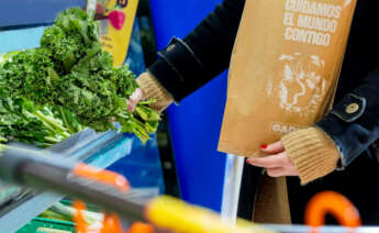 Un cliente de Gadis con una bolsa de papel