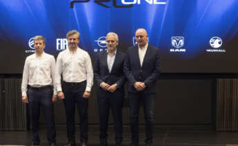 El CEO de Stellantis, Alberto de Aza (2i), junto a los miembros de la empresa, Ignacio Mostaza (i), José Antonio León (2d) y José Angel López (d), durante la presentación de 'Stellantis Pro One', la unidad de negocio de vehículos comerciales del grupo Stellantis, este miércoles, en Vigo (Galicia). EFE/ Salvador Sas