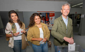 El presidente de la Xunta y del PPdeG, Alfonso Rueda, con sus hijas al acudir a votar en el Centro Galego de Tecnificación Deportiva de Pontevedra