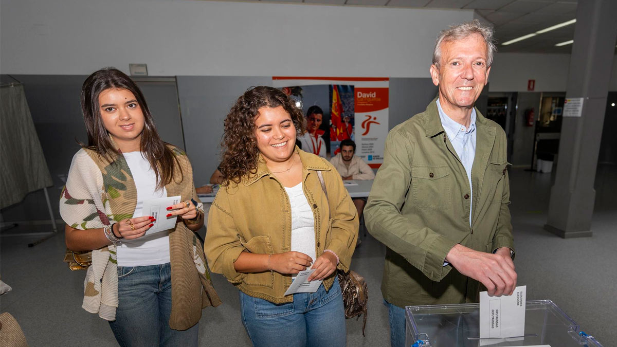 El presidente de la Xunta y del PPdeG, Alfonso Rueda, con sus hijas al acudir a votar en el Centro Galego de Tecnificación Deportiva de Pontevedra