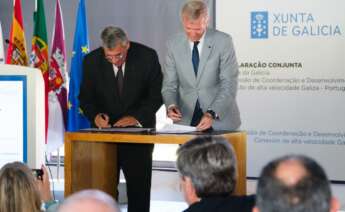 El presidente de la Xunta, Alfonso Rueda, y el presidente de la Comisión de Coordinación y Desarrollo Regional del Norte (CCDR-N) de Portugal, Antonio Cunha, han suscrito este martes en Valença do Minho un manifiesto para exigir ante sus respectivos gobiernos inversiones y un calendario encaminados a garantizar la conexión de alta velocidad Vigo-Oporto en 2032 / Europa Press