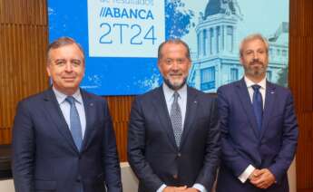 El presidente de Abanca, Juan Carlos Escotet, en el centro, en la presentación de los resultados semestrales de la entidad financiera