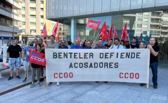 Trabajadores de Benteler protestan a las puertas de la Ciudad de la Justicia en Vigo en una de las vistas por la denuncia a un superior