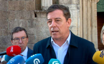 El secretario xeral del PSdeG, José Ramón Gómez Besteiro, en declaraciones a los medios en Betanzos (A Coruña)
