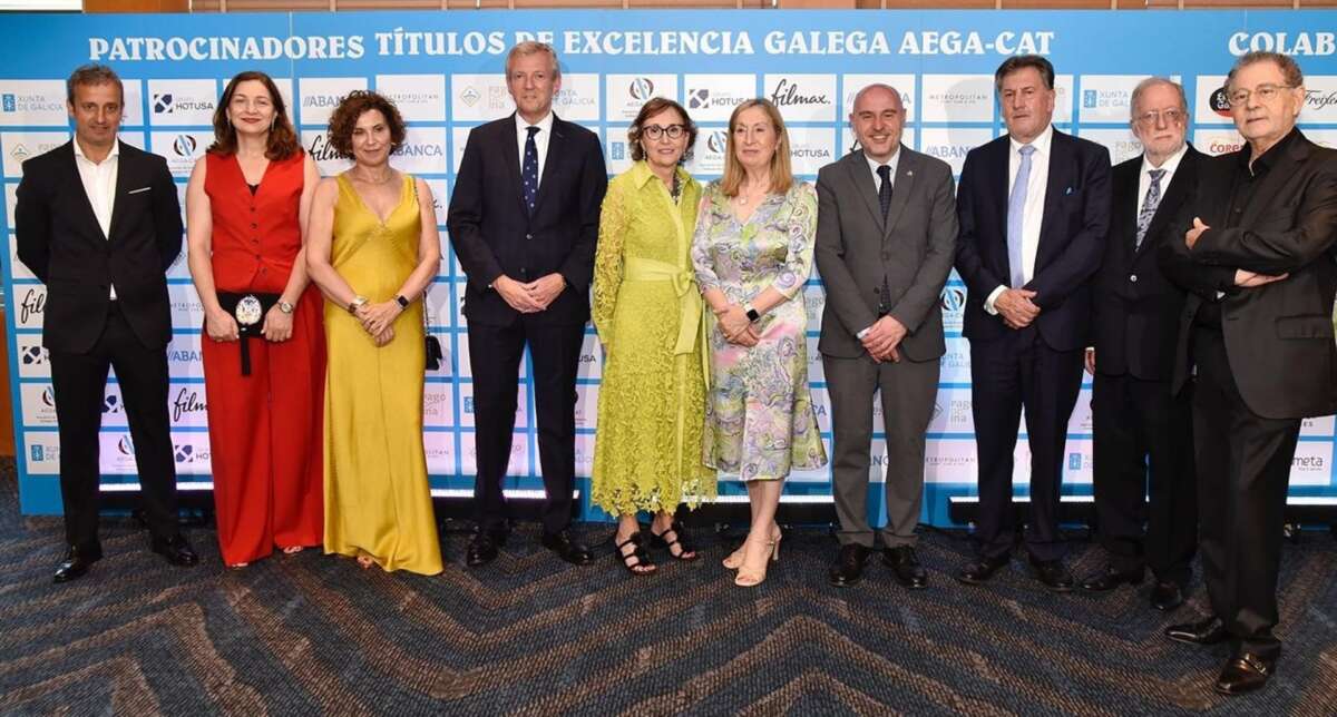 El presidente de la Xunta de Galicia, Alfonso Rueda, y el delegado del Gobierno de España en Catalunya, Carlos Prieto, antes de la gala de este viernes, junto con otros asistentes / AEGA-CAT