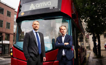 Mike Cooper, CEO del Grupo Arriva, y Enrico Del Prete, socio del fondo de I Squared, frente a un autocar de la compañía / Arriva