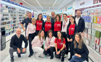 Rafael Marzán (al fondo a la izquierda) y trabajadoras de Arenal en la inauguración de una tienda en Ferrol el año pasado / Arenal