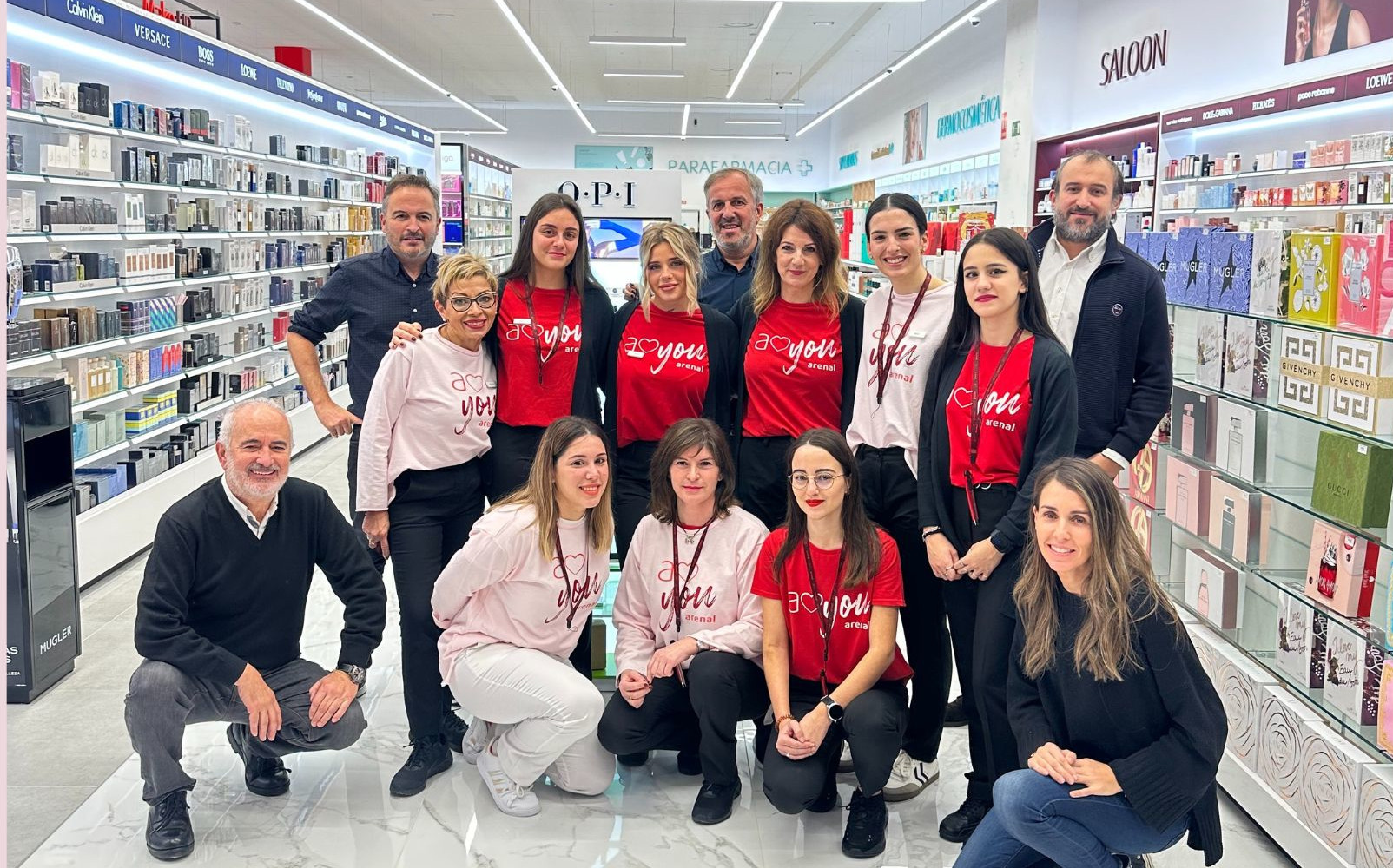 Rafael Marzán (al fondo a la izquierda) y trabajadoras de Arenal en la inauguración de una tienda en Ferrol el año pasado / Arenal