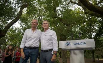 El presidente de la Xunta de Galicia y presidente del PPdeG, Alfonso Rueda (i), y el presidente del PP, Alberto Núñez Feijóo (d), durante la inauguración del nuevo curso político del Partido Popular, en Carballeira de San Xusto / Europa Press