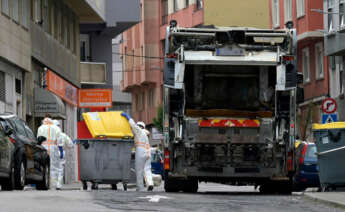 Operativo de limpieza durante la emergencia sanitaria en A Coruña por la acumulación de basura