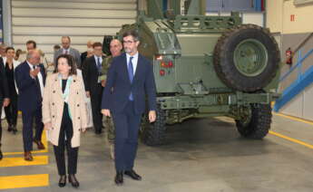 La ministra de Defensa, Margarita Robles, junto al CEO de Urovesa, Justo Sierra, en una visita a la planta de la empresa gallega en Valga (Pontevedra)