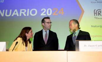 El ministro de Economía, Carlos Cuerpo, junto a la alcadesa de A Coruña, Inés Rey, y el presidente de Abanca, Juan Carlos Escotet / Europa Press