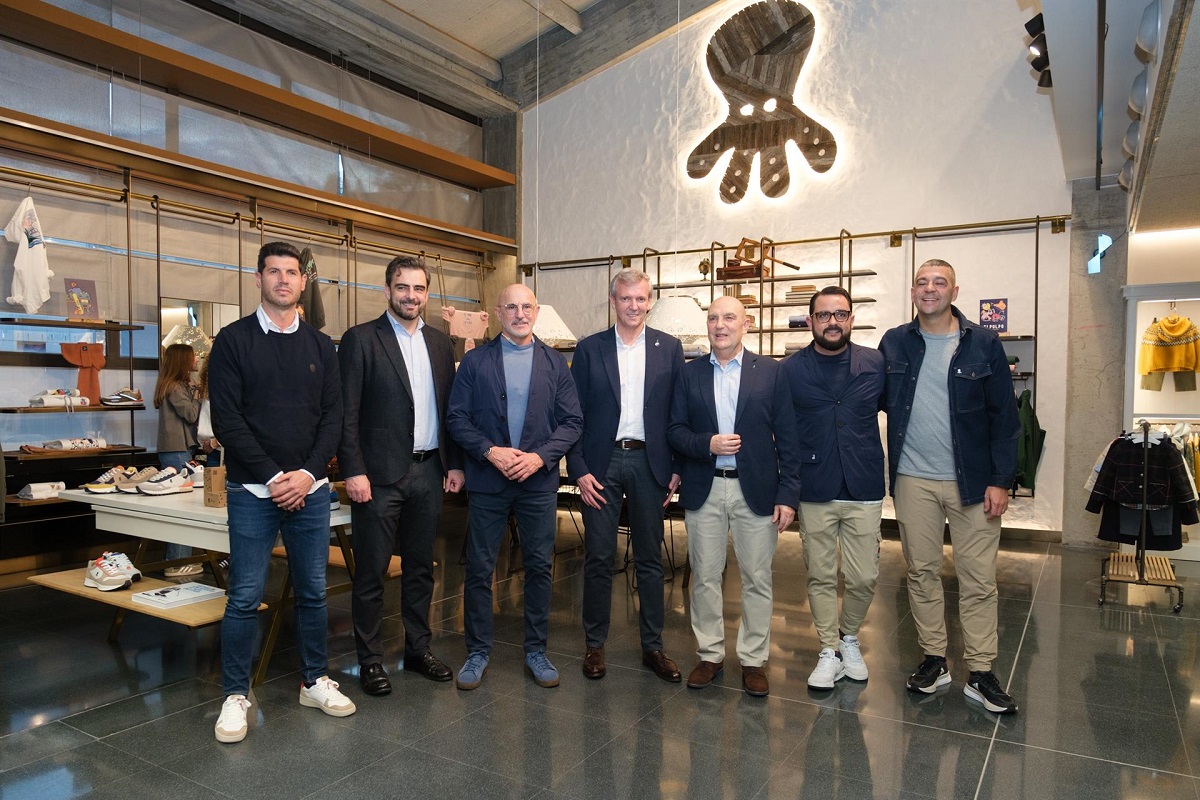 El presidente de la Xunta, Alfonso Rueda, en el centro, en la inauguración de la nueva sede de El Pulpo en Bergondo (A Coruña). A su derecha, el fundador de la compañía, José Antonio Chacón.