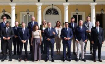 Foto de familia, el presidente del PP, Alberto Núñez Feijóo, junto a los barones del PP, al llegar a una reunión con los presidentes autonómicos del Partido Popular, en el Palacio de los Duques de Pastrana, a 6 de septiembre de 2024, en Madrid (España).