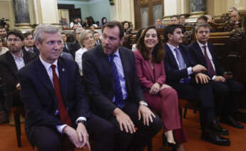 El ministro de Transportes y Movilidad Sostenible, Óscar Puente (2i), junto al presidente de la Xunta, Alfonso Rueda (i); y la alcaldesa de A Coruña, Inés Rey (3d), entre otros, durante la presentación del avance del Plan Director del Corredor Atlántico para Galicia, este jueves. EFE/ Kiko Delgado