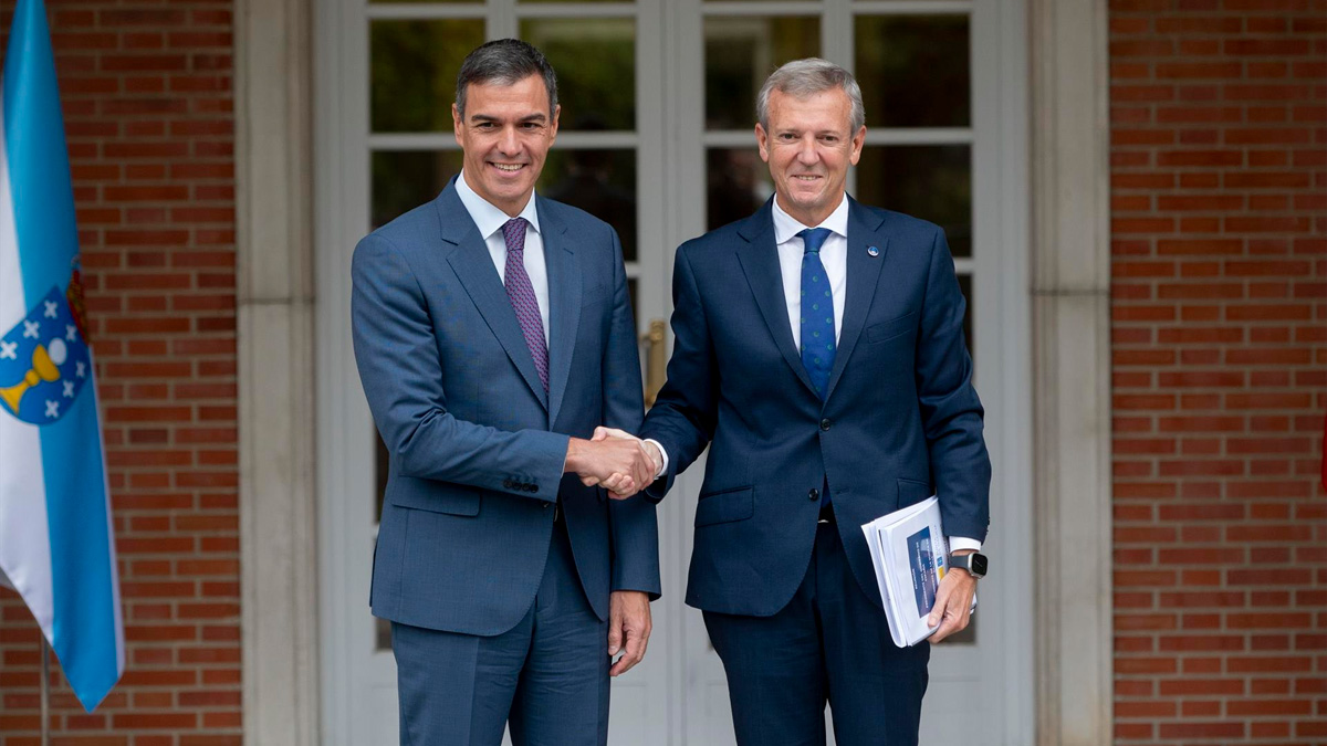 El presidente del Gobierno, Pedro Sánchez (i), recibe al presidente de la Xunta de Galicia, Alfonso Rueda (d), en el Complejo de La Moncloa, a 20 de septiembre de 2024, en Madrid (España)