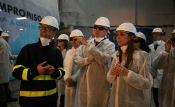 El presidente de la Xunta de Galicia, Alfonso Rueda, junto a la CEO de Xeal, María Couto, durante una visita a uno de los hornos de la fábrica de Cee / Xeal