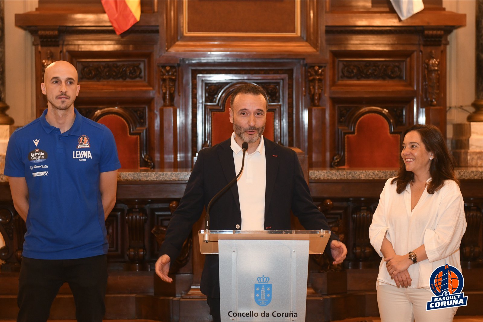 Roberto Cibeira, en la recepción en el Pazo de María Pita por el ascenso a la Liga ACB del Básquet Coruña