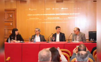 Mesa redonda sobre qué necesitan los emprendedores para instalarse en el rural en la que participaron Francisco Silva, delegado de Iberdrola en Galicia; Alfonso del Portillo, director de Agrobank Norte e Higinio Mougán, director gerente de AGACA