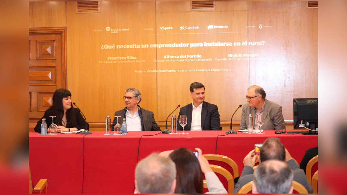 Mesa redonda sobre qué necesitan los emprendedores para instalarse en el rural en la que participaron Francisco Silva, delegado de Iberdrola en Galicia; Alfonso del Portillo, director de Agrobank Norte e Higinio Mougán, director gerente de AGACA