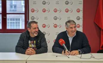 El secretario general del sector automovilístico de UGT Fica a nivel nacional, Jordi Carmona, junto al secretario general de Industria de UGT en Vigo, Rubén Pérez / Europa Press