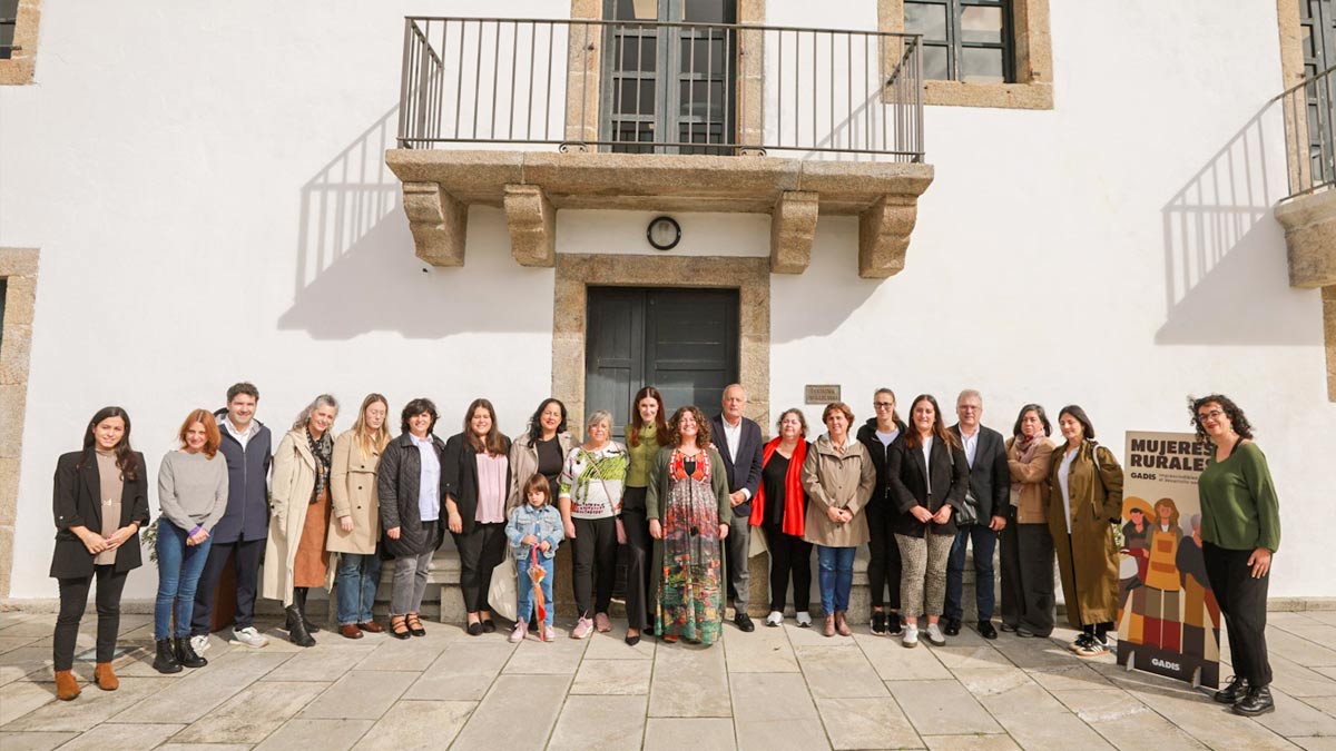 La directora de Marketing y RSC de GADISA Retail, Melisa Pagliaro, la coordinadora de RSC, Lucía Santos, y el director de Comunicación, José Luis Fernández Astray, con las participantes en la jornada