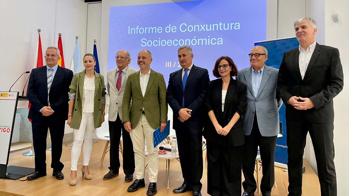 Foto de familia de la presentación del Informe de Coxuntura Socioeconómica del Foro Económico de Galicia