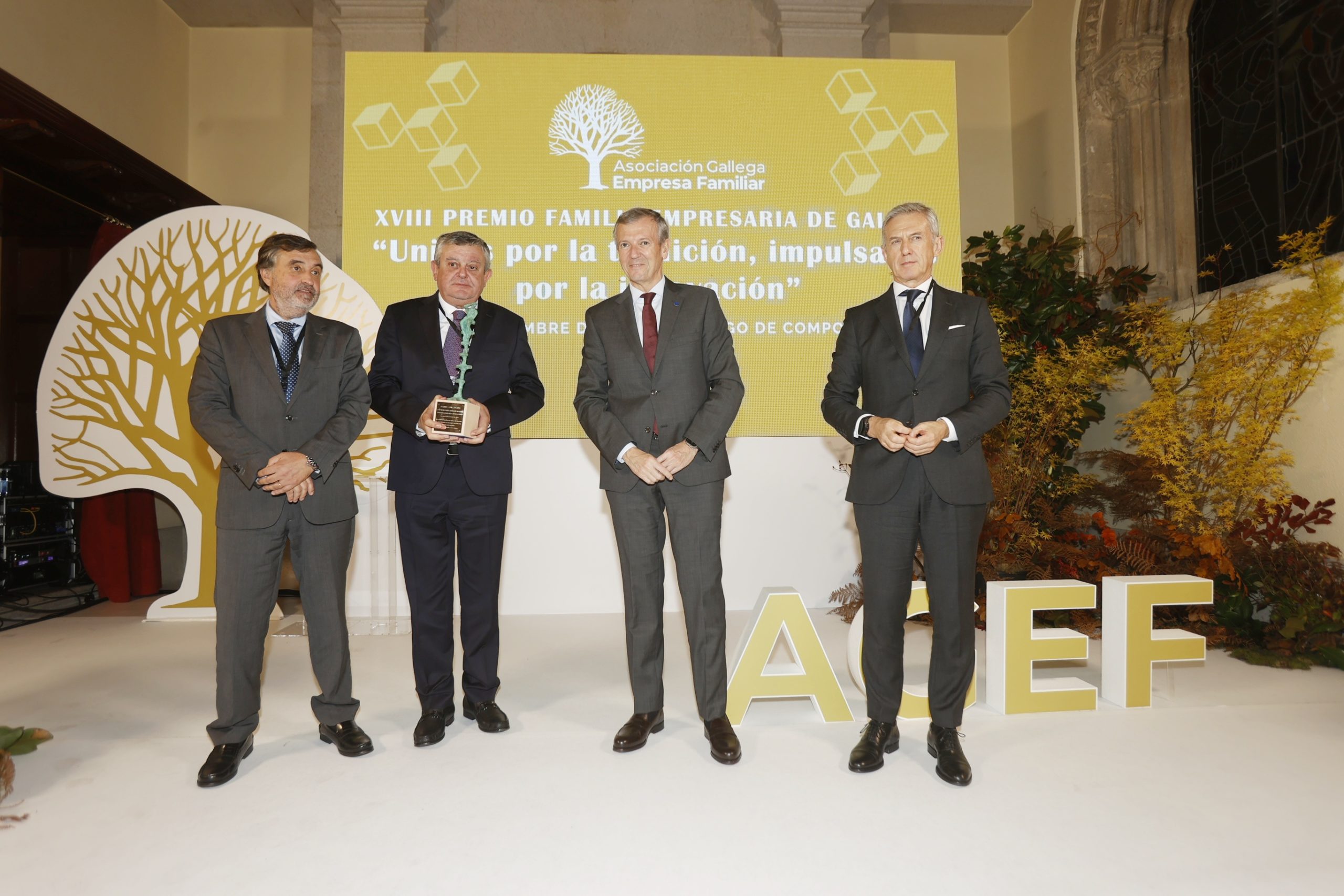 El empresario Manuel Añón recibe el Premio Familia Empresarial de Galicia acompañado del presidente de la Asociación Gallega de la Empresa Familiar, José Bernardo Silveira; el presidente de la Xunta, Alfonso Rueda; y el director territorial Norte de CaixaBank, Juan Pedro Badiola / Asociación Gallega de la Empresa Familiar