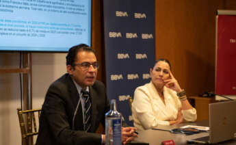 El economista jefe para España y Portugal de BBVA Research, Miguel Cardoso, y la directora de la territorial noroeste de BBVA en España, Guadalupe Hernández, durante la presentación del informe 'Situación Galicia. 2024' en A Coruña / BBVA