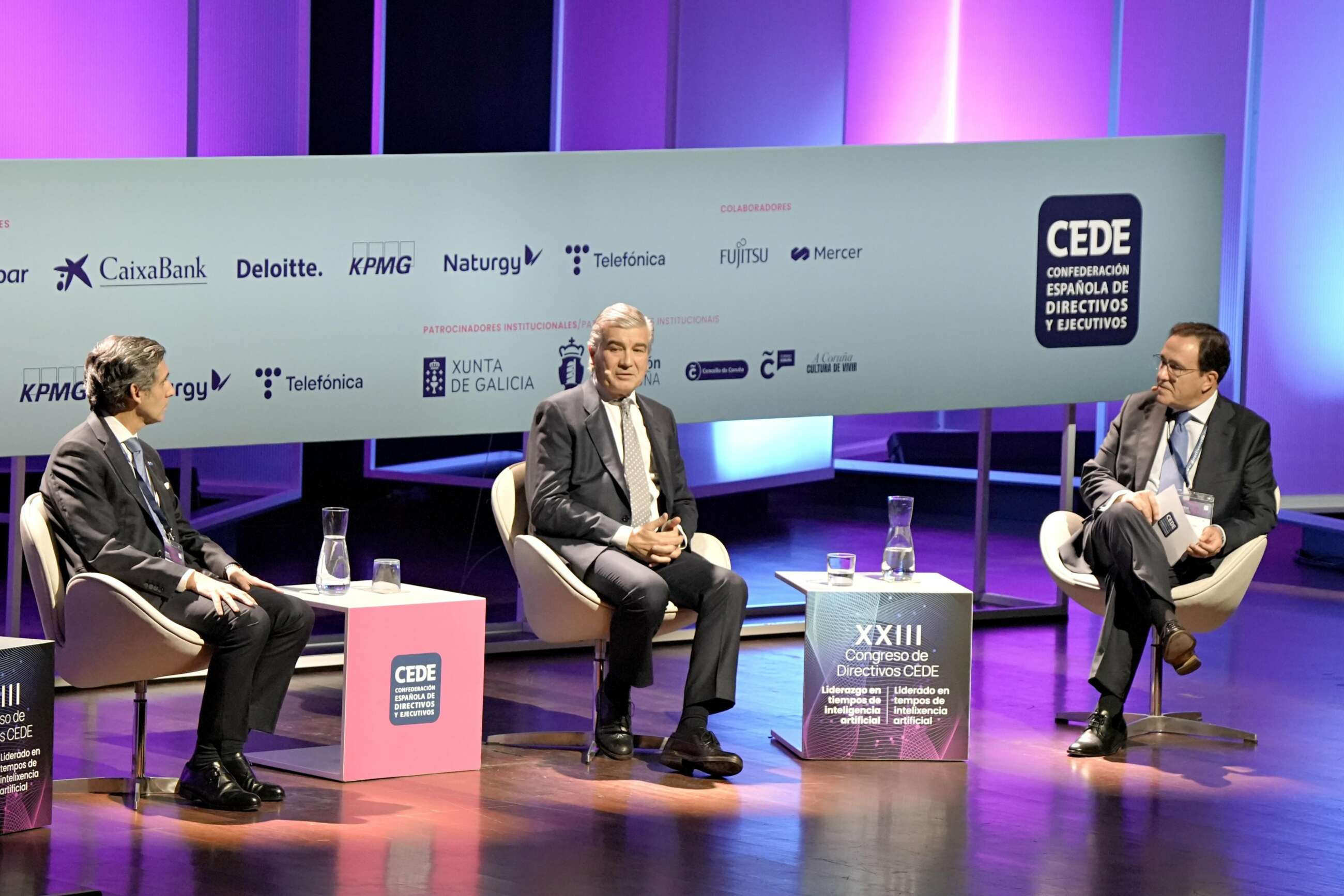 José María Álvarez-Pallete y Francisco Reynés, presidentes de Telefónica y Naturgy, durante una mesa redonda en el XXIII Congreso de Directivos CEDE que se ha celebrado en A Coruña / Fundación CEDE