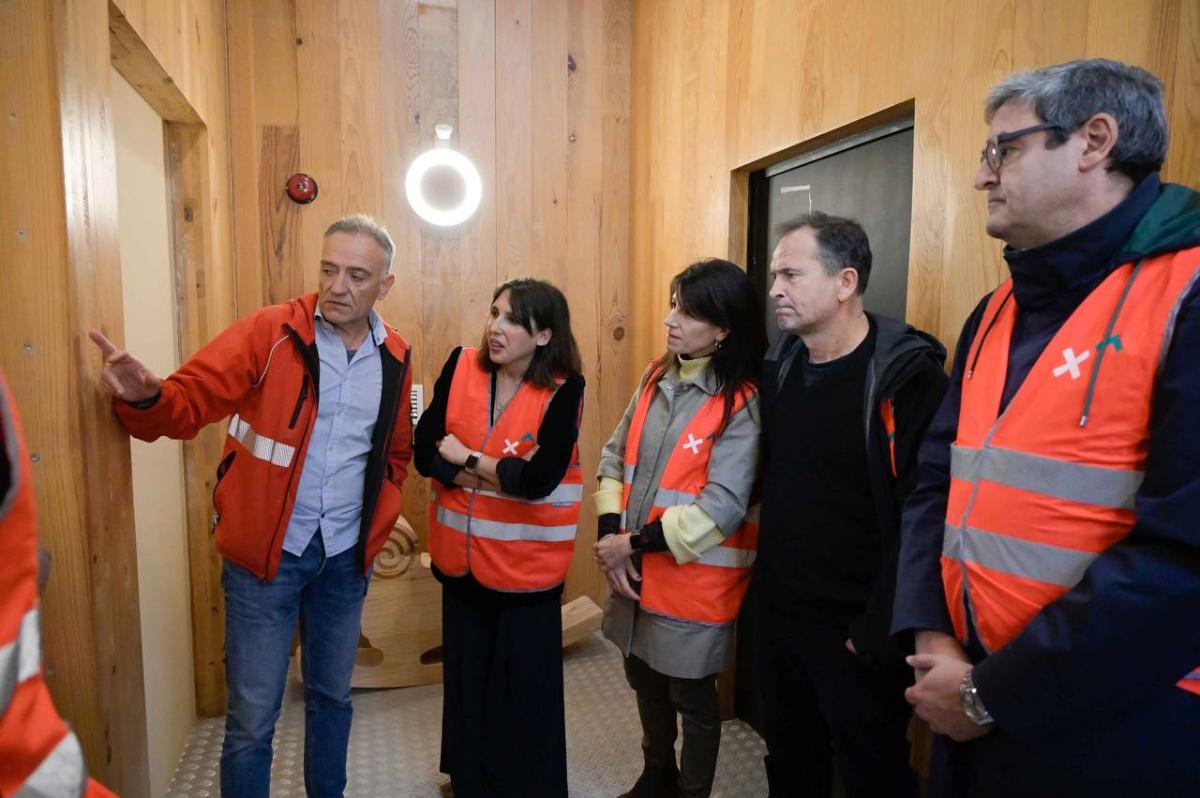 María Jesús Lorenzana y María Martínez Allegue, conselleiras de Economía y de Vivenda, visitan la fábrica de Xilonor en Coirós / Xunta