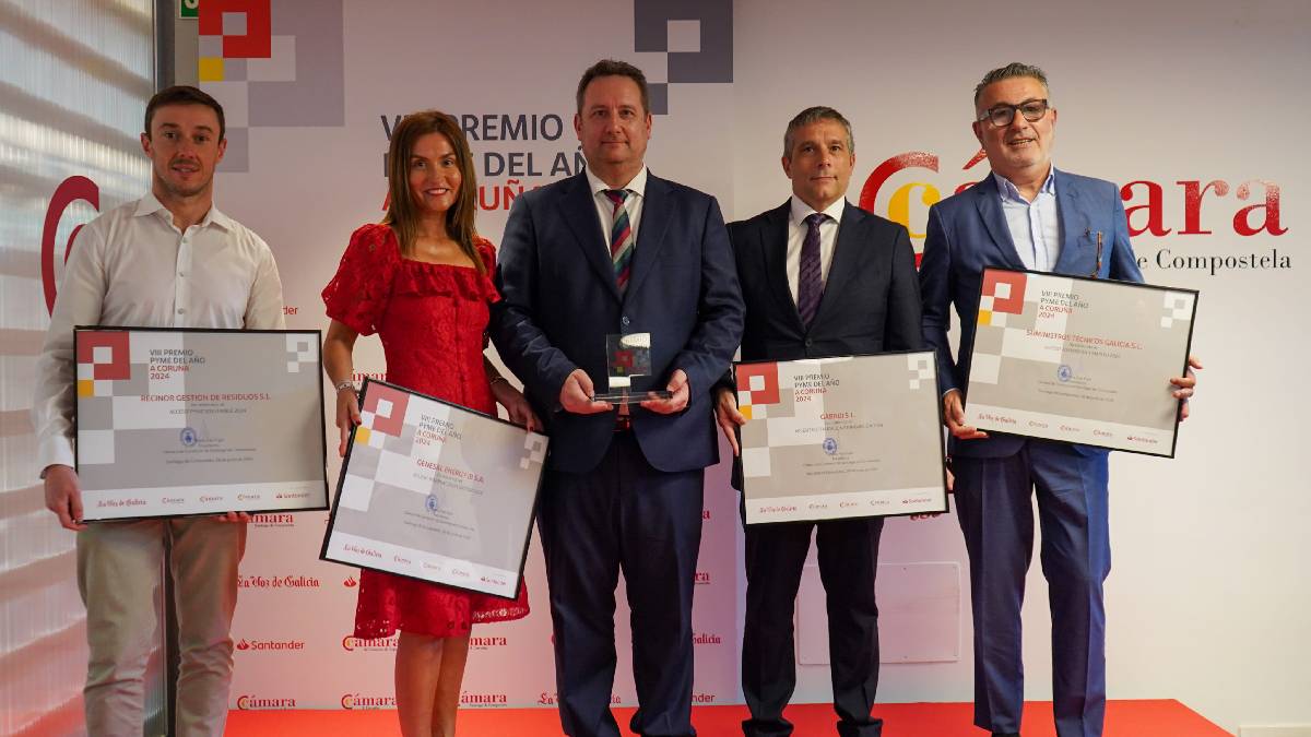 En el centro de la imagen, Javier Sal Pérez, director general de Citanias, recibe el Premio Pyme A Coruña 2024 / Cámara de Comercio de A Coruña