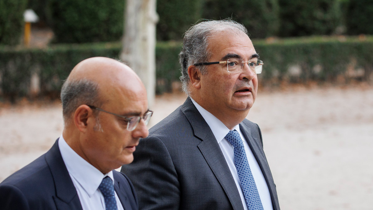 El expresidente del Banco Popular Ángel Ron (d) y su abogado José Antonio Choclán (i) a su llegada a un juicio en la sede de la Audiencia Nacional, a 19 de octubre de 2022, en Madrid (España).