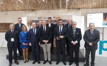 Justo Sierra, presidente y CEO de Urovesa, recibe el premio de la APD al directivo del año. En la imagen, con miembros de la dirección de la APD, además de Francisco Botas, presidente de la APD Zona Noroeste y CEO de Abanca, el presidente de la Xunta, Alfonso Rueda y el presidente de la Confederación de Empresarios de Galicia, Juan Manuel Vieites, entre otros