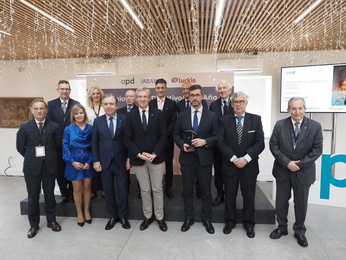 Justo Sierra, presidente y CEO de Urovesa, recibe el premio de la APD al directivo del año. En la imagen, con miembros de la dirección de la APD, además de Francisco Botas, presidente de la APD Zona Noroeste y CEO de Abanca, el presidente de la Xunta, Alfonso Rueda y el presidente de la Confederación de Empresarios de Galicia, Juan Manuel Vieites, entre otros