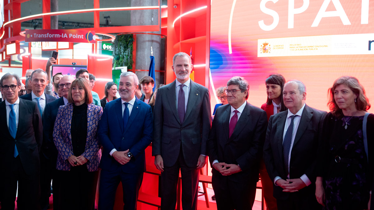 El Rey Felipe VI (c) junto al ministro para la Transformación Digital y de la Función Pública, José Luis Escrivá (3d), y el ministro de Industria, Jordi Hereu (2d), durante el Mobile World Congress 2024 (MWC)