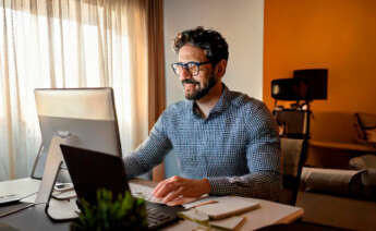 Persona teletrabajando en casa