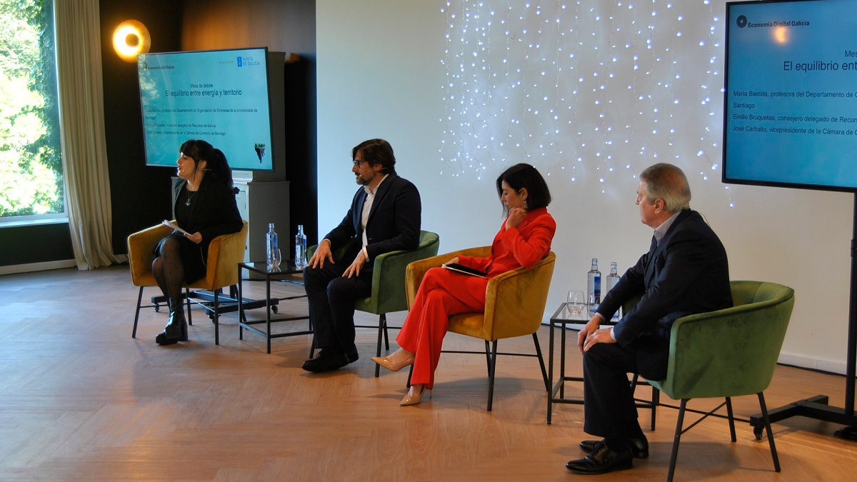 Mesa de diálogo sobre el equilibrio entre energía y territorio, organizada por Economía Digital Galicia y con la participación de Emilio Bruquetas, María Bastida y José Carballo. Foto: PAH