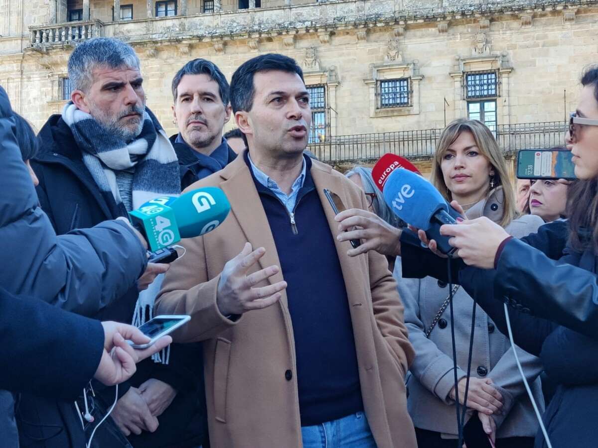 El que fuera secretario xeral del PSdeG entre 2017 y 2021, Gonzalo Caballero, en declaraciones as los medios junto a militantes del partido / PSdeG