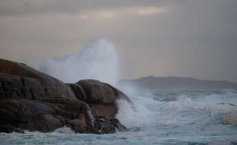 El mar con olas por el temporal en O Grove, Pontevedra.