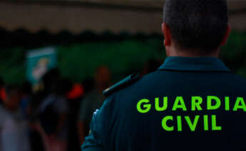 guardia civil de espaldas