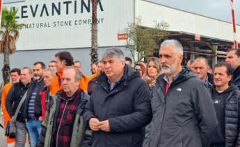 Concetración de trabajadores de Levantina frente a las instalaciones de la planta en O Porriño por el cierre de la planta