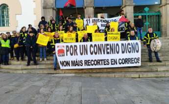 Imagen de la protesta de los trabajadores de Correos frente a la oficina principal de Ferrol / CGT A Coruña