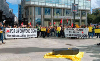 Trabajadores y trabajadoras de Correos, concentrados en la zona Obelisco de A Coruña