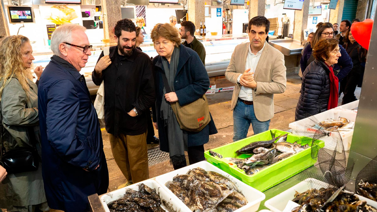 David Chipperfield y Carolyn Steel visitan la Plaza de Abastos de Santiago