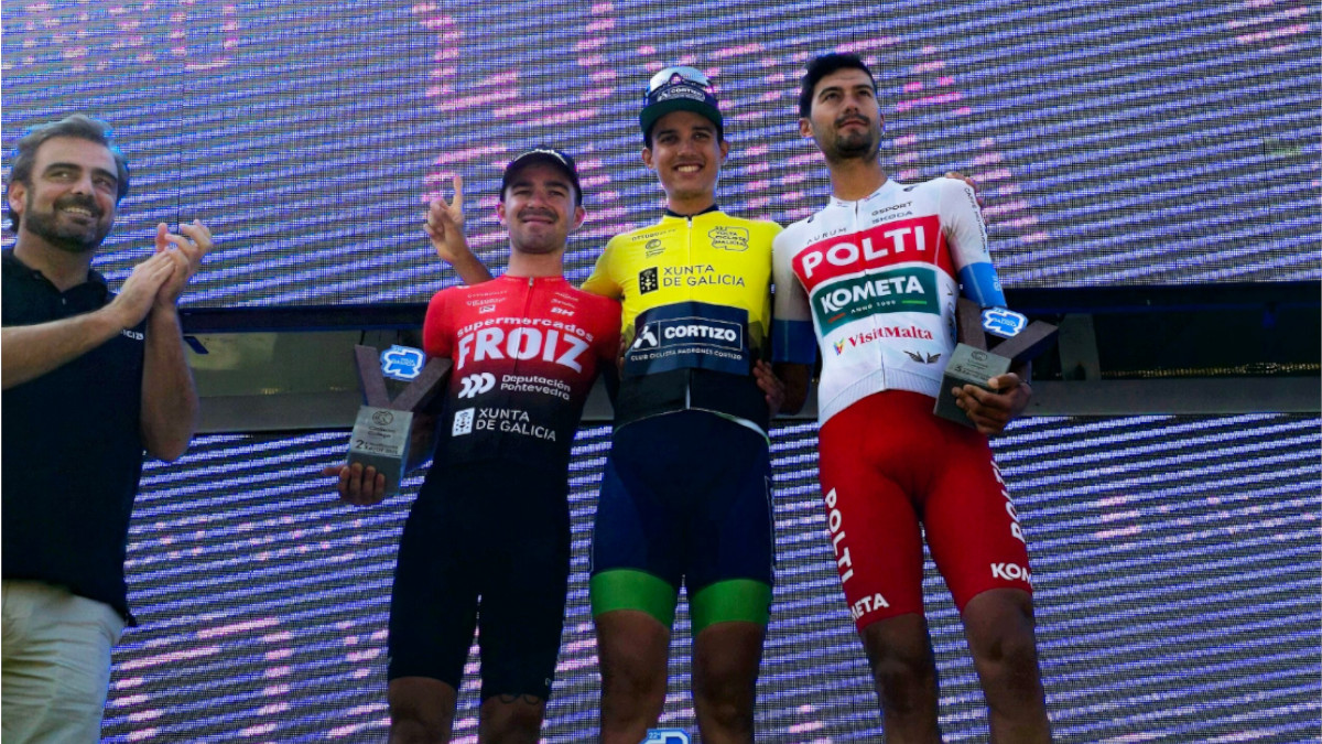 José Luis Faura, del Club Ciclista Padronés-Cortizo, posa en el podio tras ganar la Volta a Galicia. Lucas Lopes, del Supermercados Froiz, fue segundo mientras que Pablo García, del Polti Kometa U23, fue tercero / Club Ciclista Padronés-Cortizo